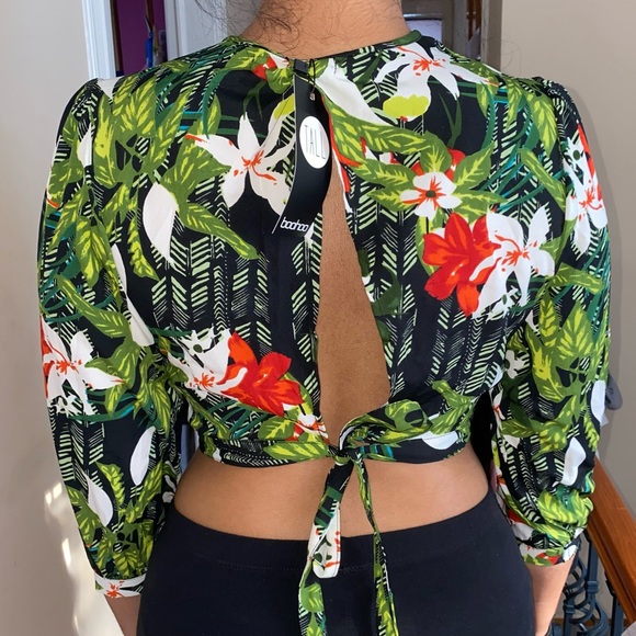 Leaf Print Tie Back Crop Top - Picture 8 of 8